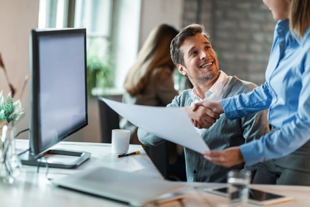 happy-businessman-shaking-hands-with-female-colleague-congratulating-her-excellent-job-she-did de tamaño mediano